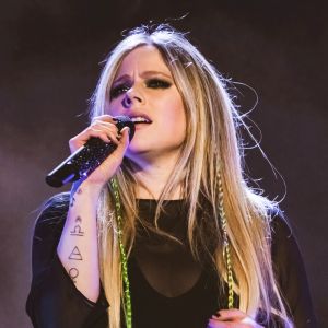 Avril Lavigne piano
